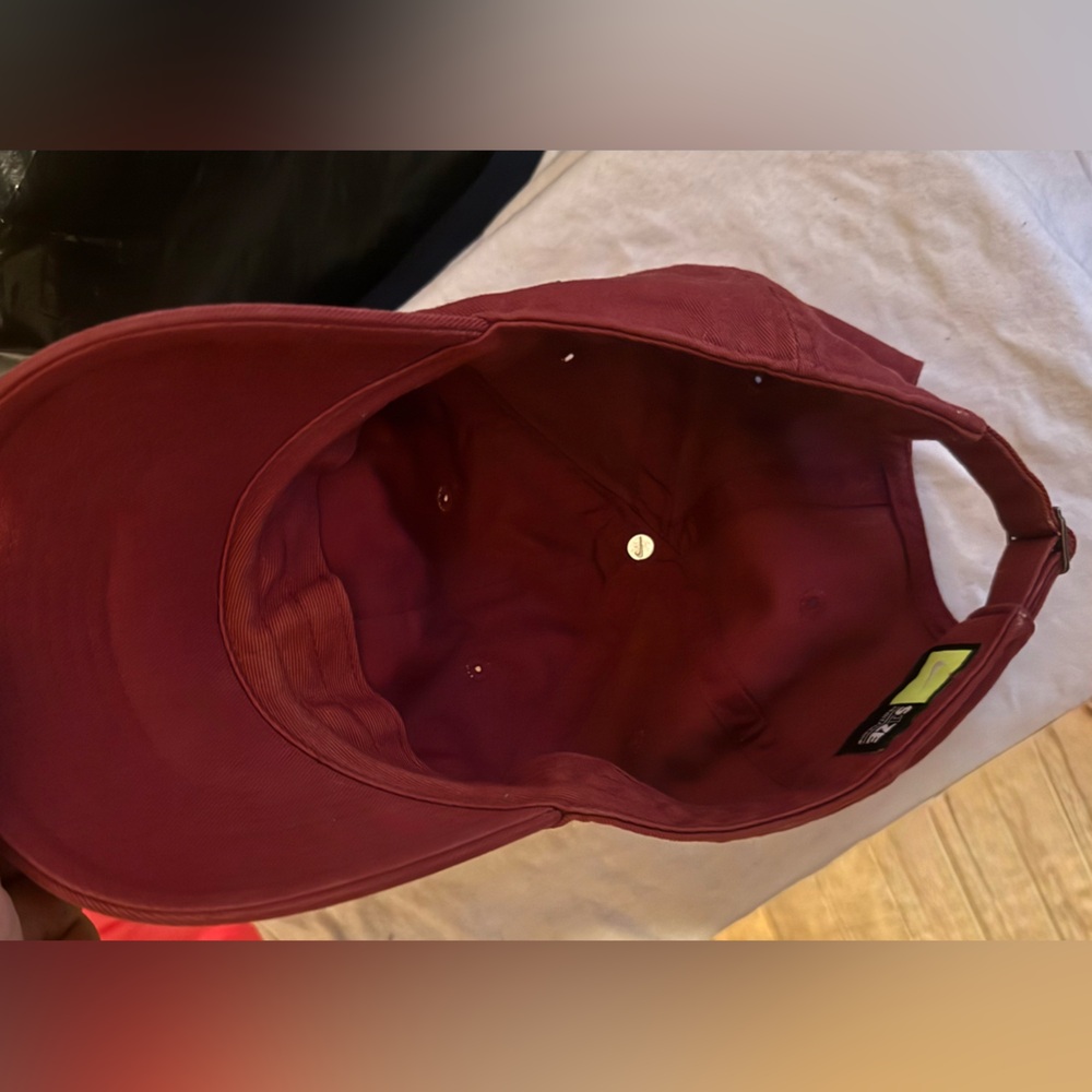 Maroon Nike hat - Picture 4 of 6